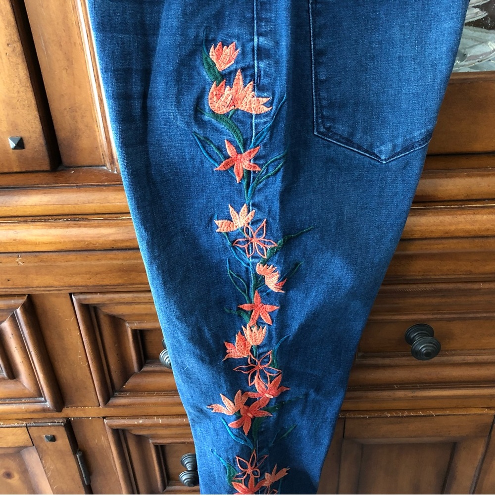 EUC Just Fab embroidered jeans - Picture 8 of 9
